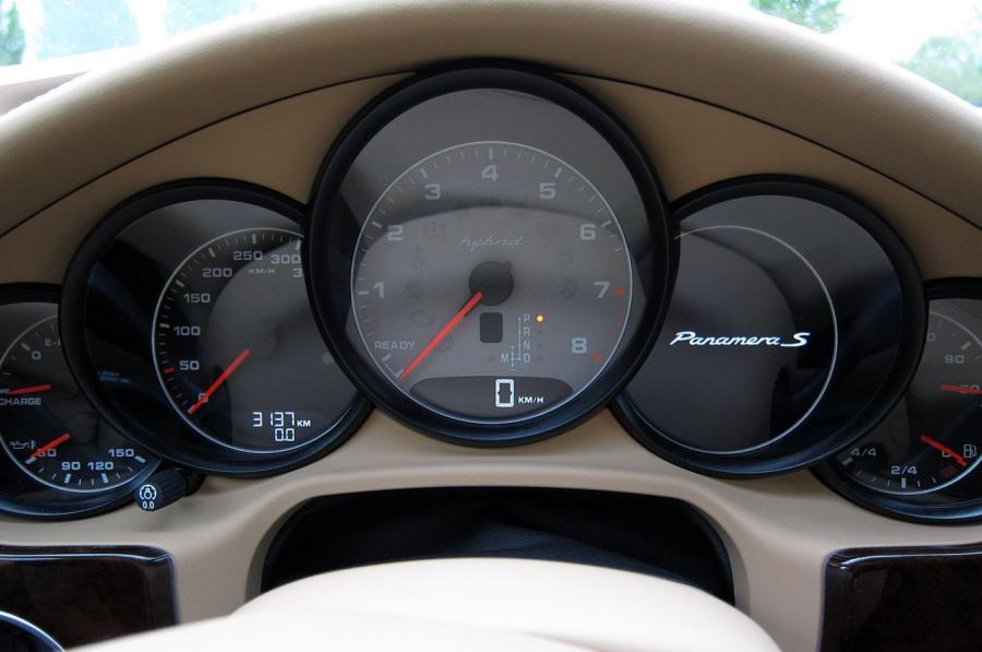  Porsche Panamera S Hybrid 2012 года  (фото 28 из 53)